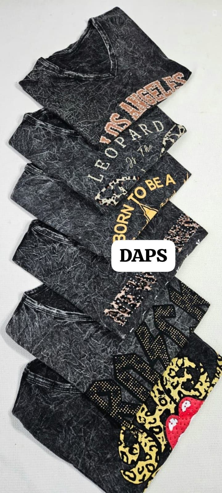 Dos camisetas grises con cuello en V, una con el gráfico 