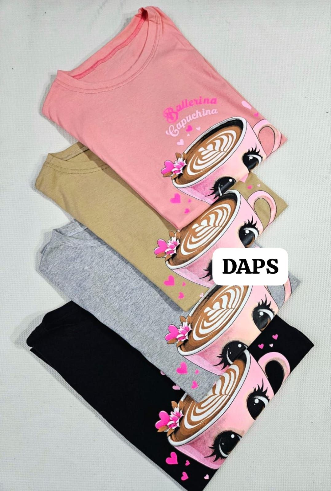 Dos camisetas, una gris y otra negra, estampadas con un dibujo de una bailarina capuchino.