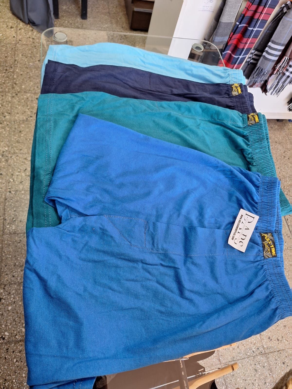 Cuatro pares de calzoncillos bóxer azules, apilados.