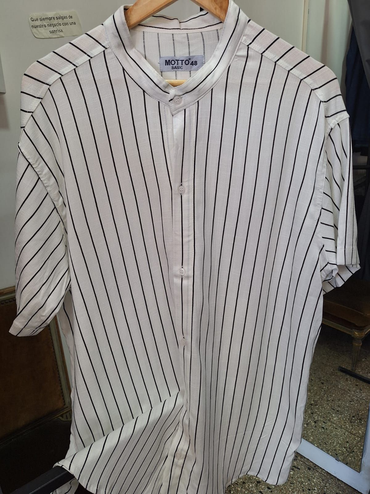 Camisas rayadas y lisas