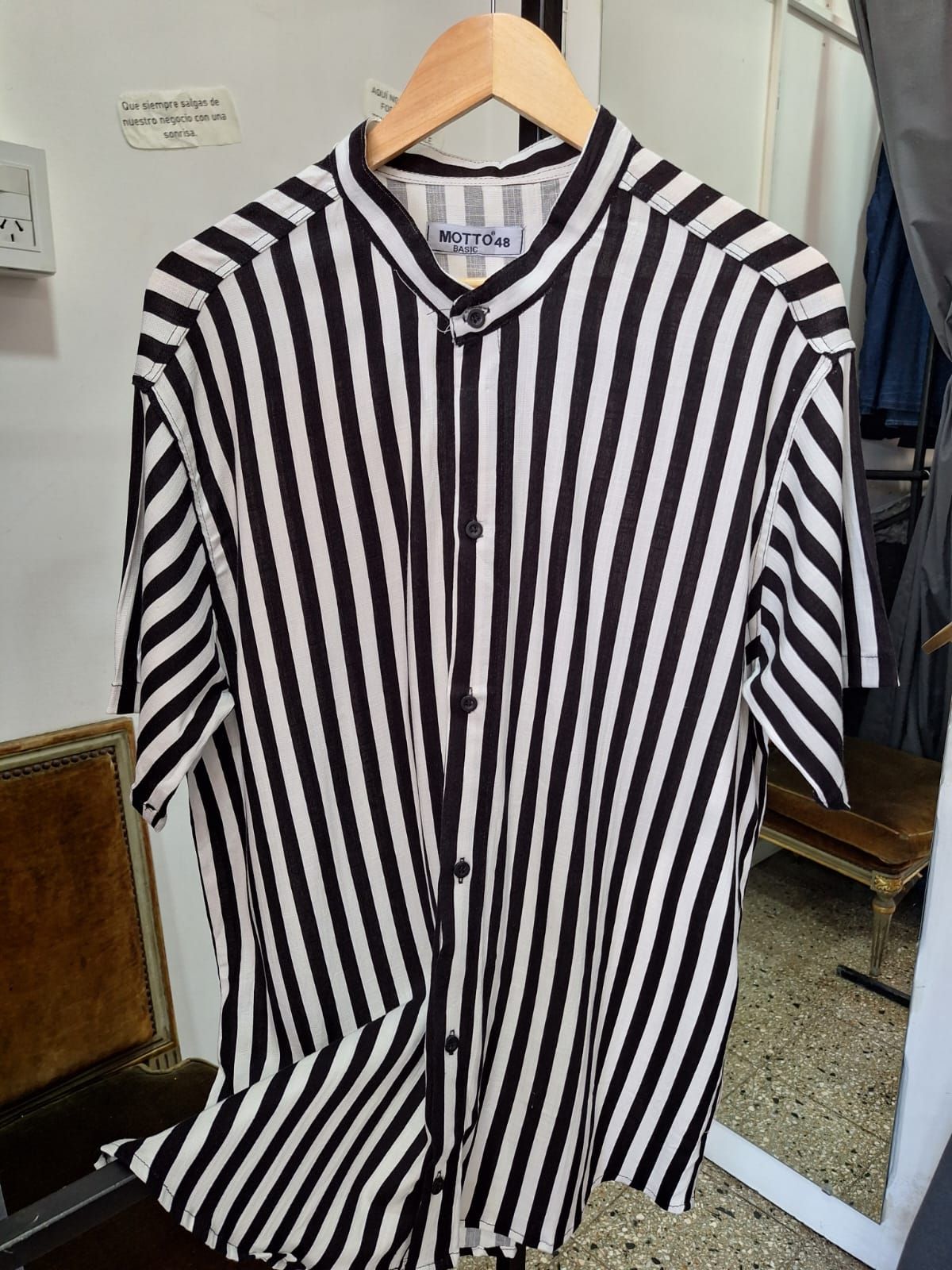 Camisas rayadas y lisas