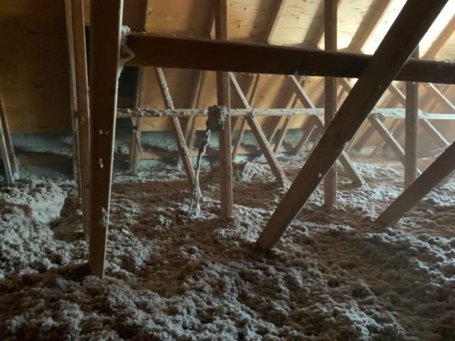 Grenier avec isolation cellulosique entre poutres en bois.