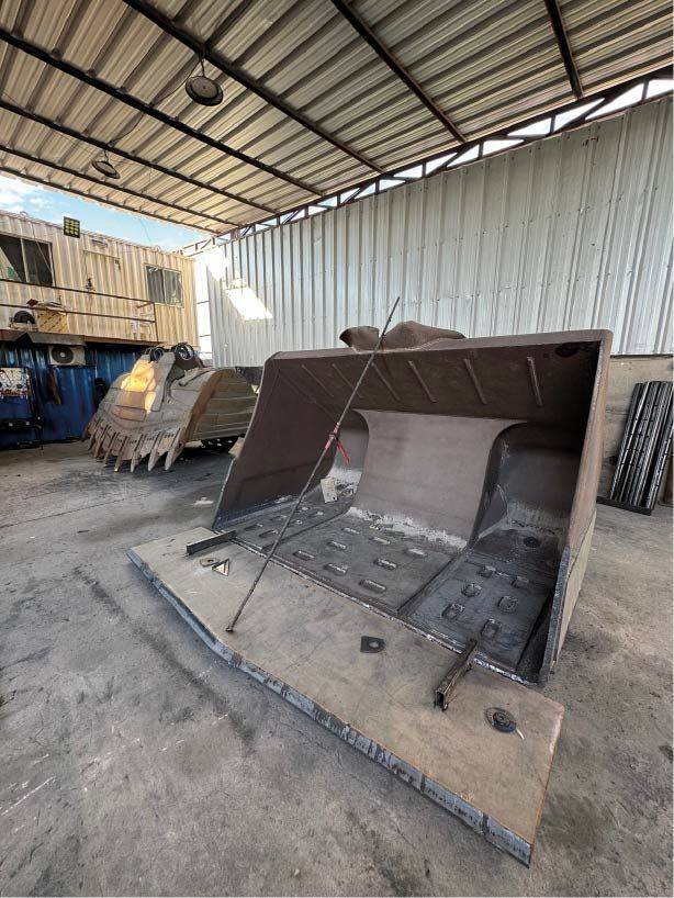 Un cubo grande está en el suelo en un garaje.