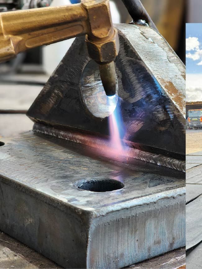 Un soplete de soldar está cortando un trozo de metal.