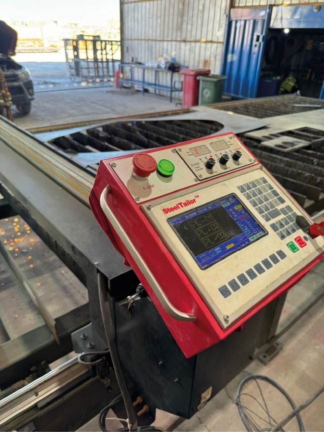 Un panel de control rojo está ubicado encima de una máquina.