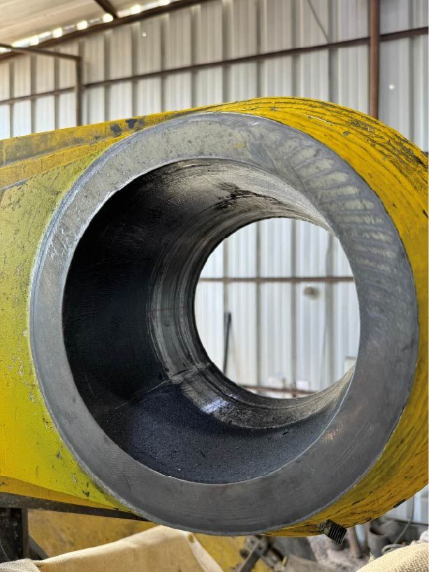 Un primer plano de un tubo amarillo con un agujero en el medio.