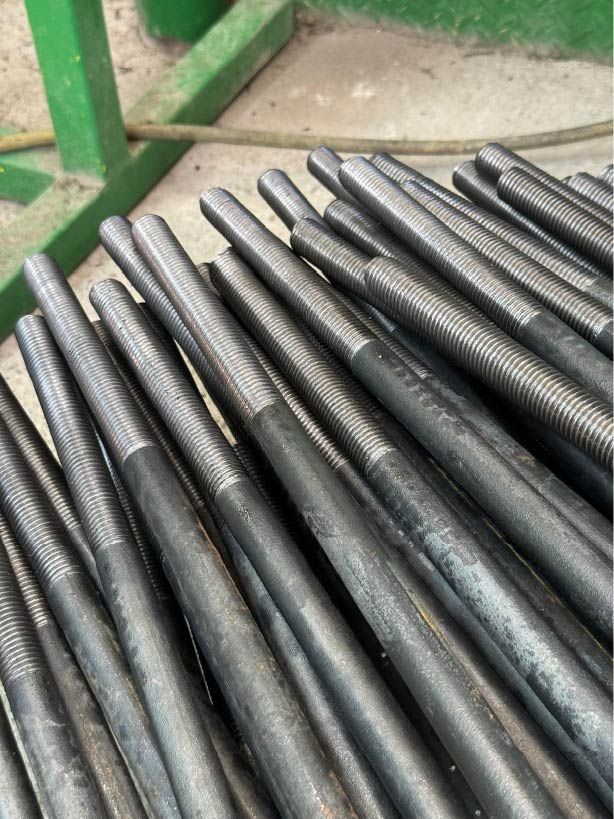 Un montón de varillas de metal están apiladas una encima de otra sobre una mesa.