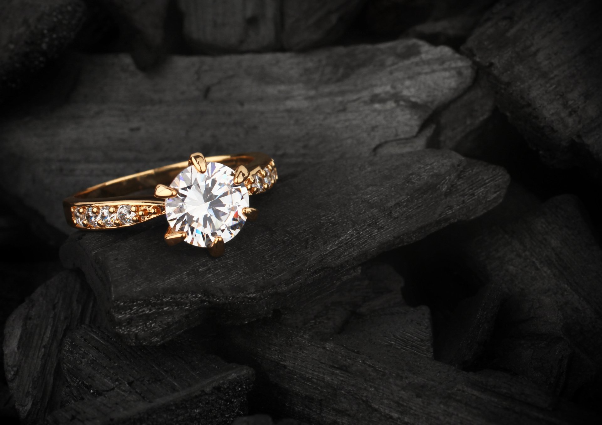 Damenring auf schwarzem Schieferhintergrund