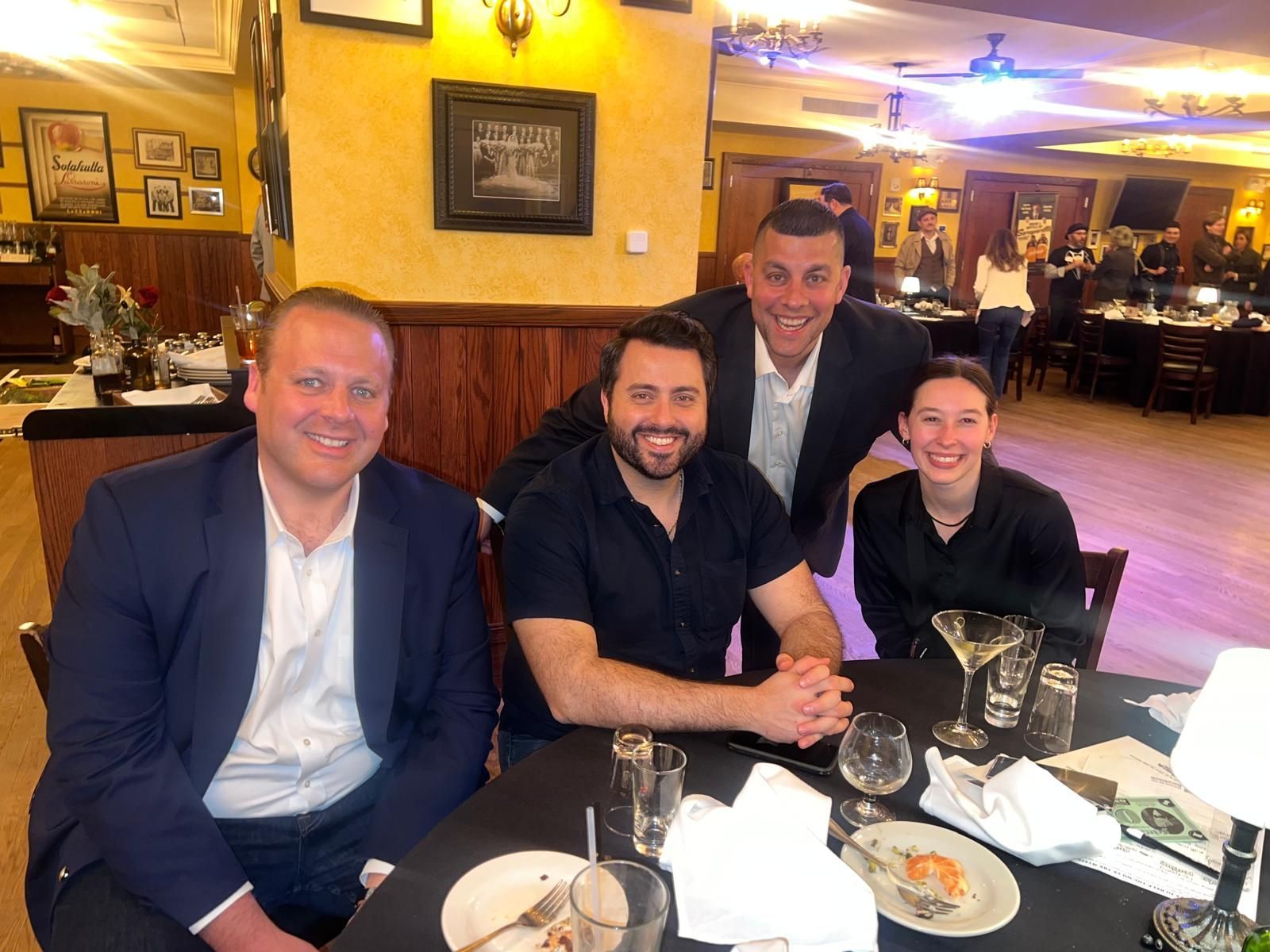 A group of people are sitting at a table in a restaurant.