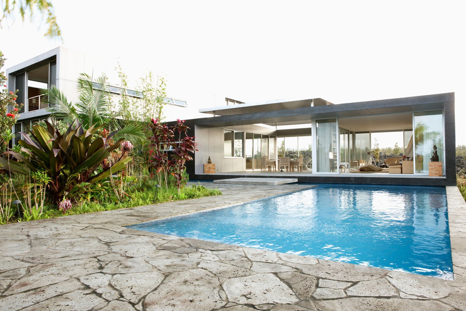 Una grande casa con una piscina di fronte