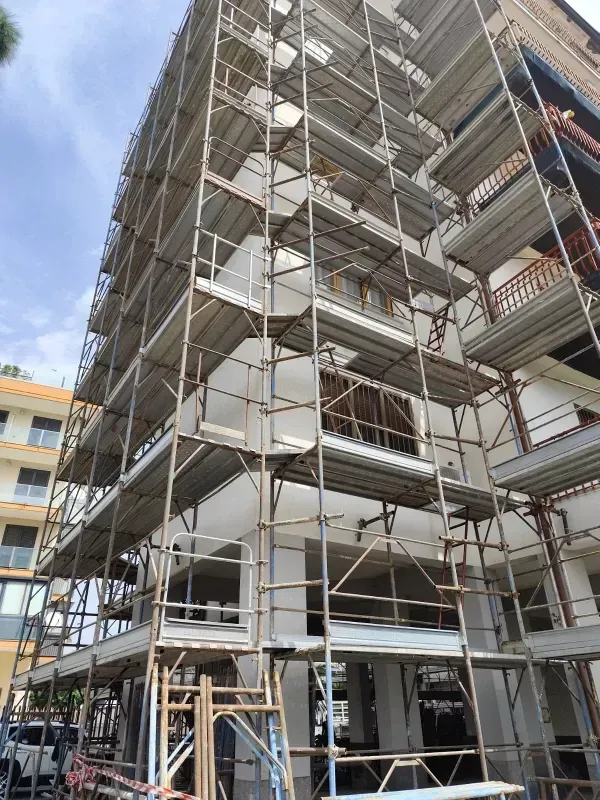 Un'impalcatura ricopre la facciata di un edificio