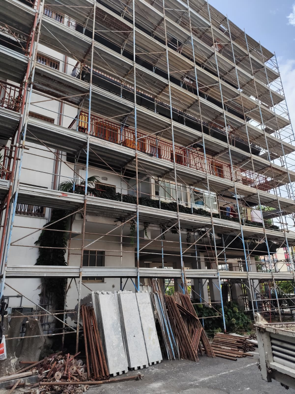 Strumenti e componenti elettrici sopra