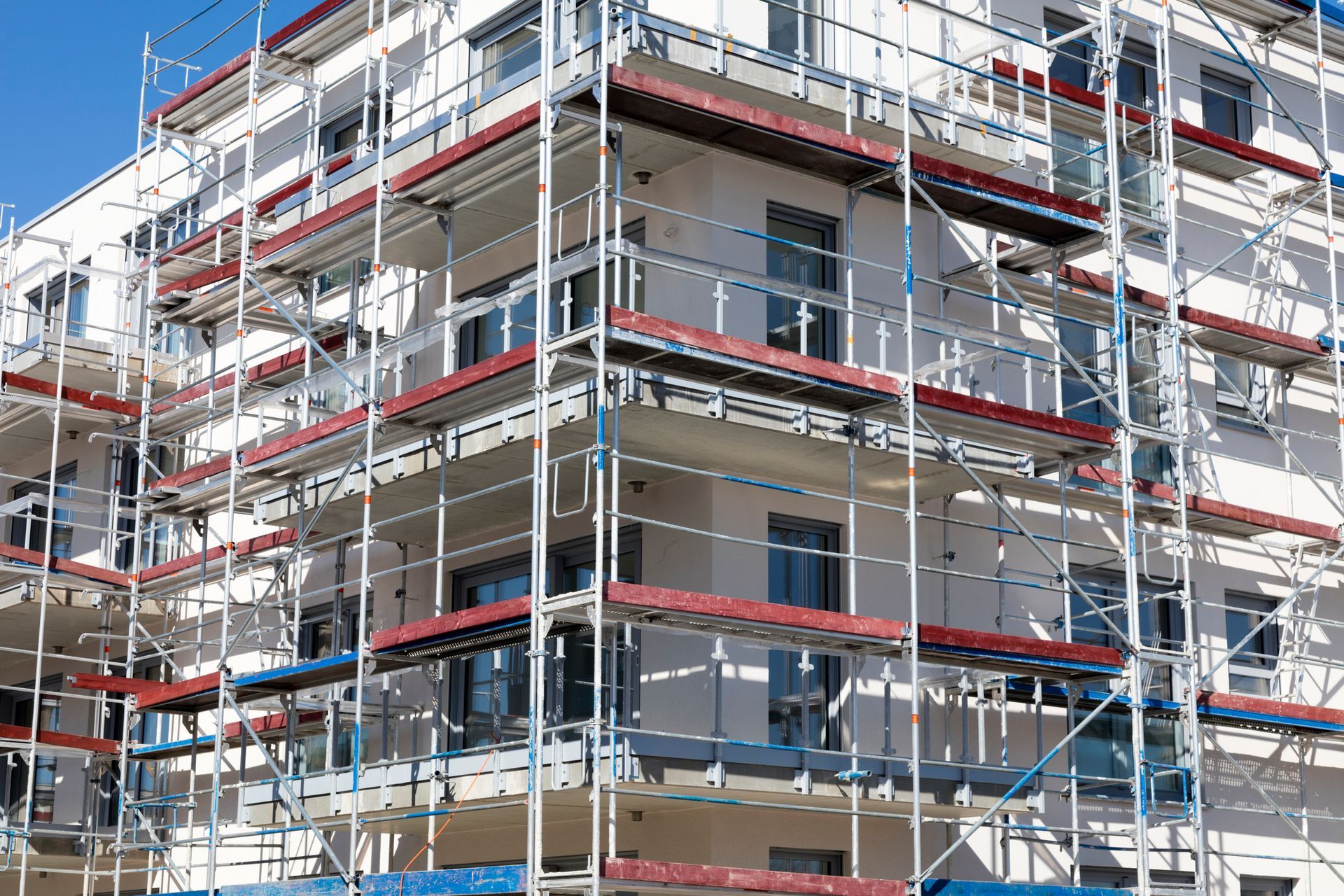 Edificio in costruzione con impalcature.