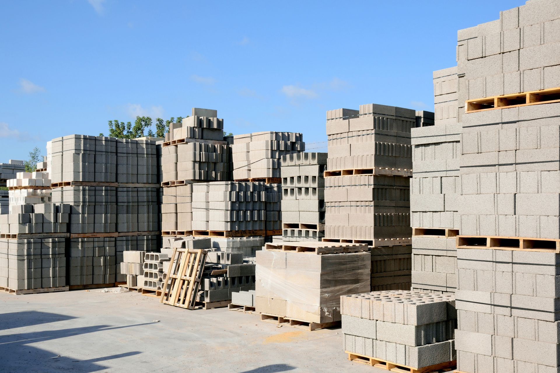 Pile di blocchi di cemento grigio su pallet