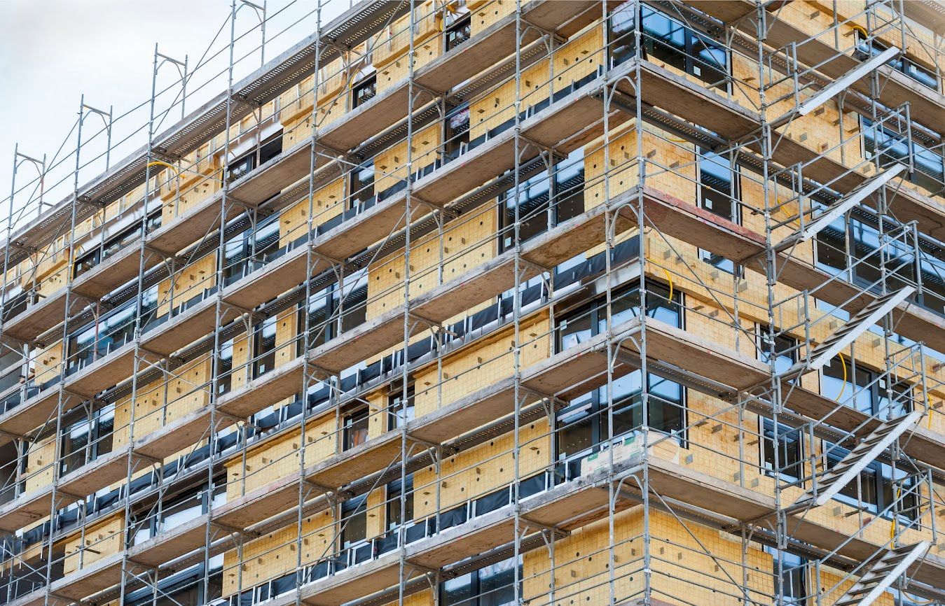 Edificio in costruzione, coperto da impalcature.
