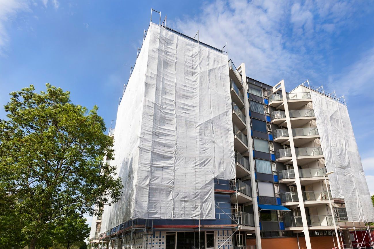 Edificio avvolto in un telo protettivo