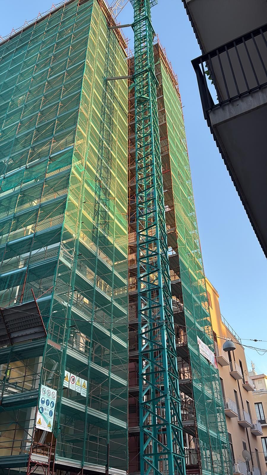 Edificio in costruzione con impalcature