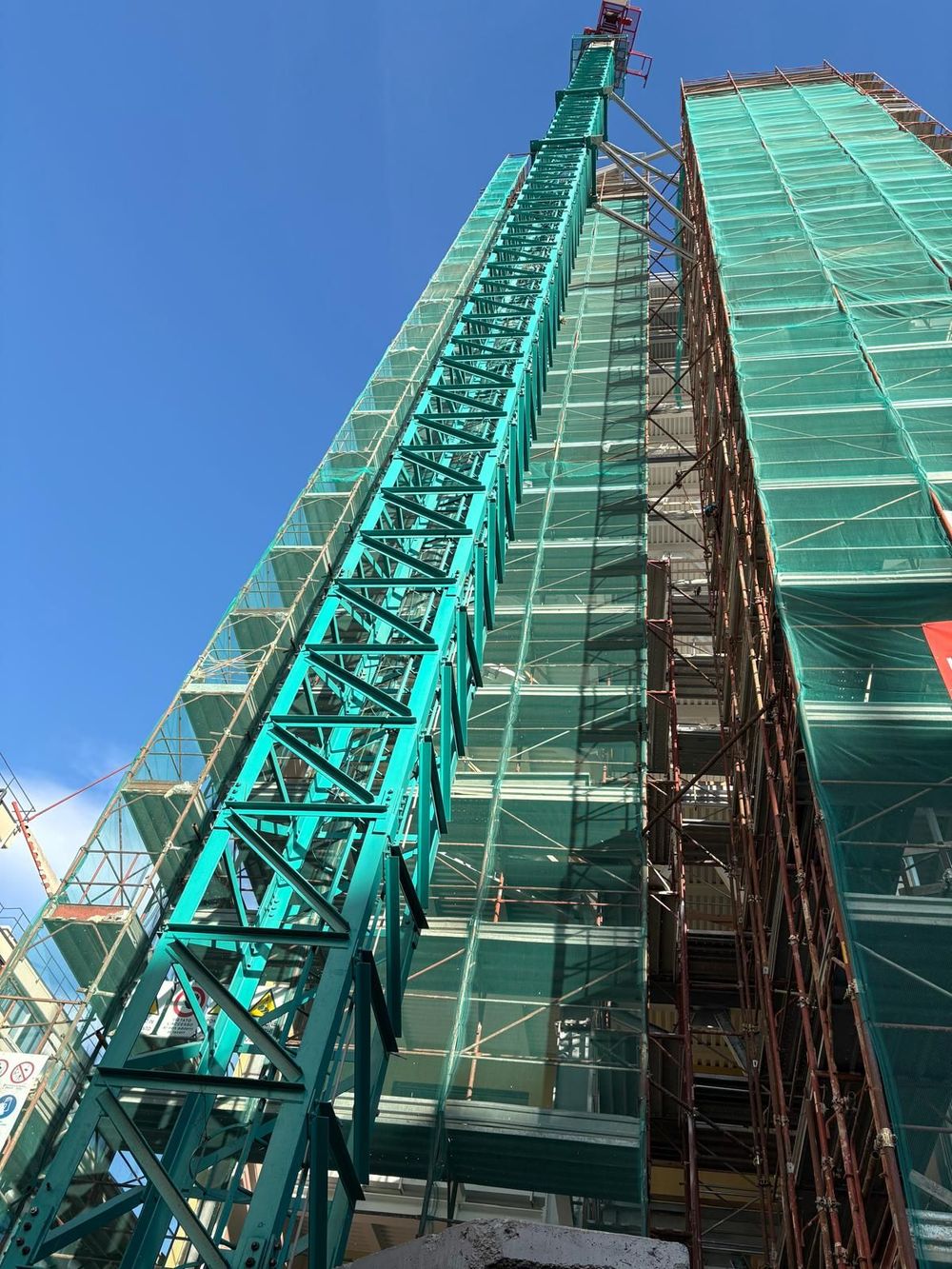 Tre operai edili con giubbotti di sicurezza