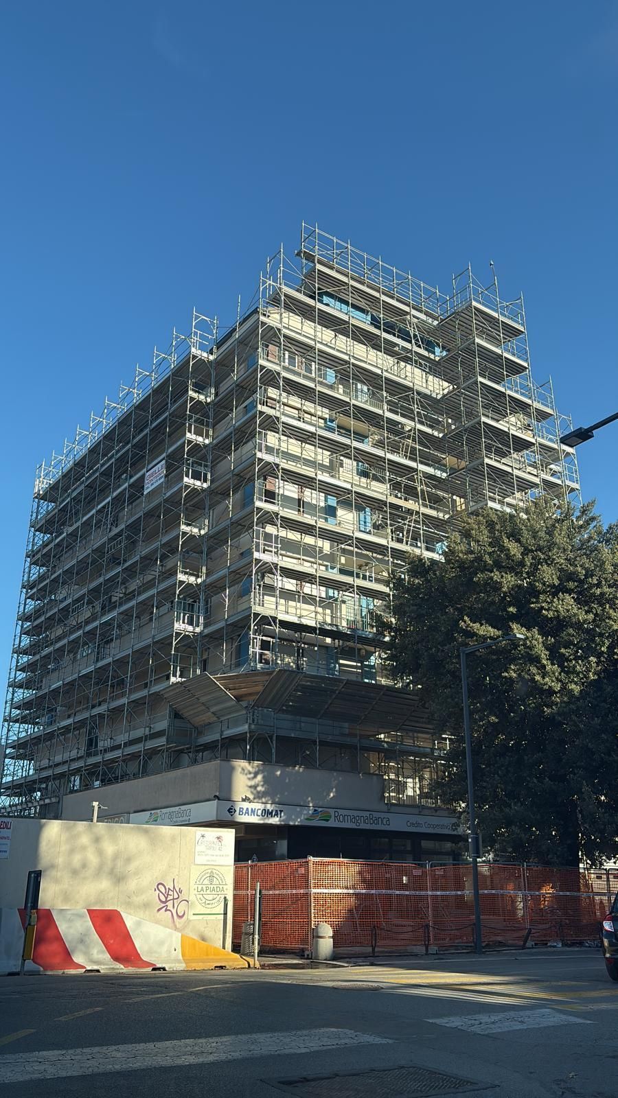 ponteggio costruito attorno a uno stabile