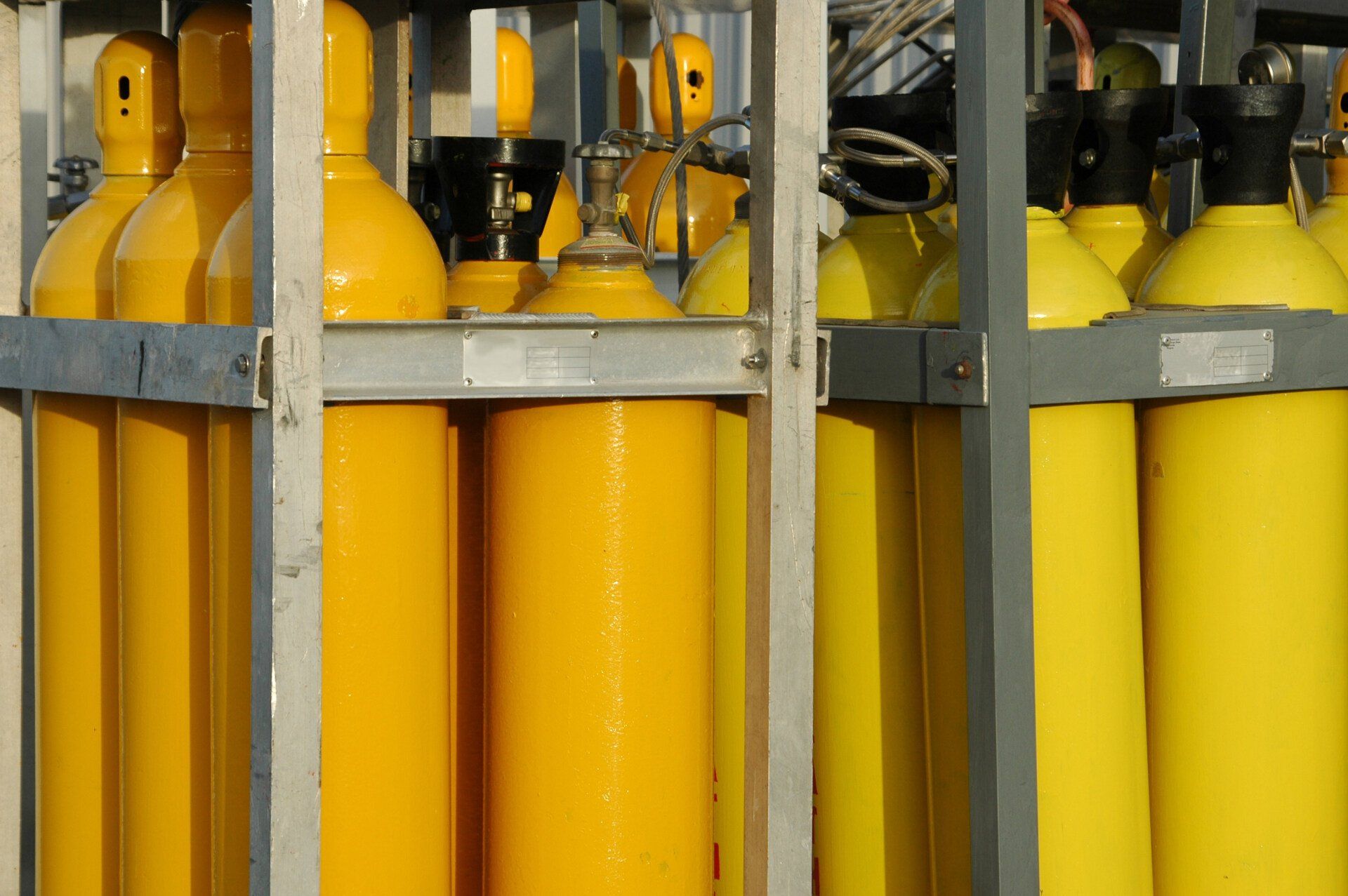 Желтая газовая. Газовая желтая станция. Compressed Gas cylinder photo.