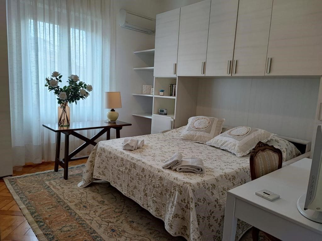 camera con letto matrimoniale