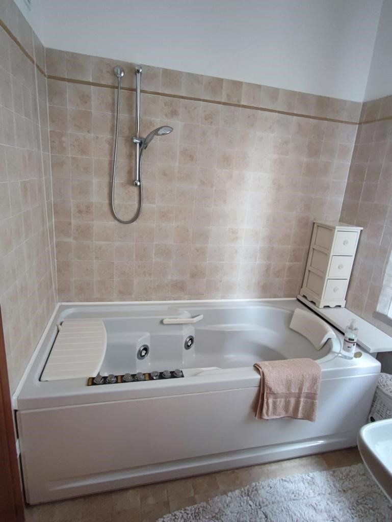 vasca da bagno con idromassaggio