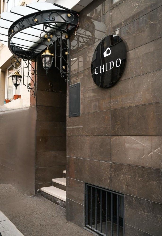 A building with a sign that says chido on it