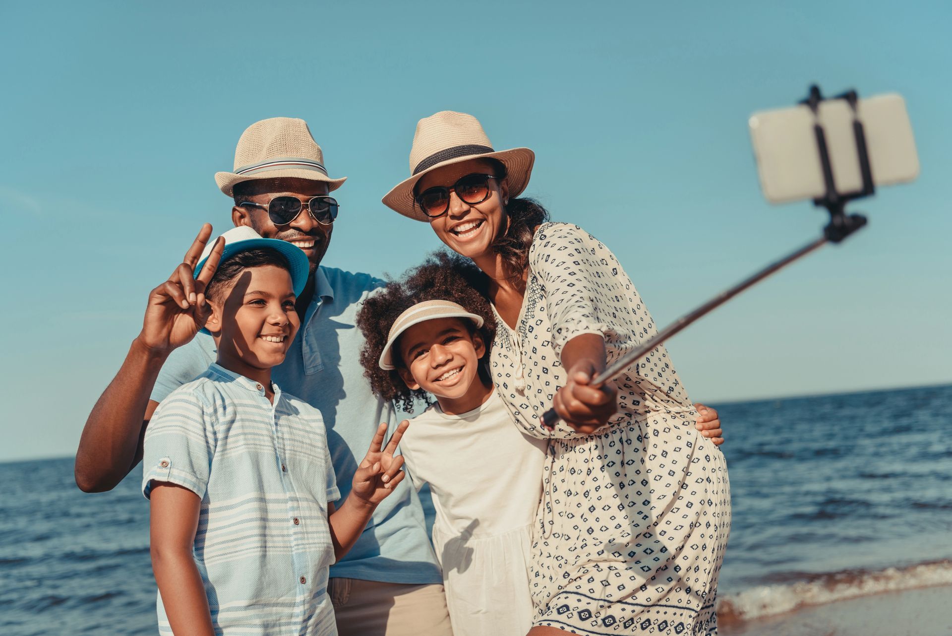 Una familia se toma un selfie en la playa.
