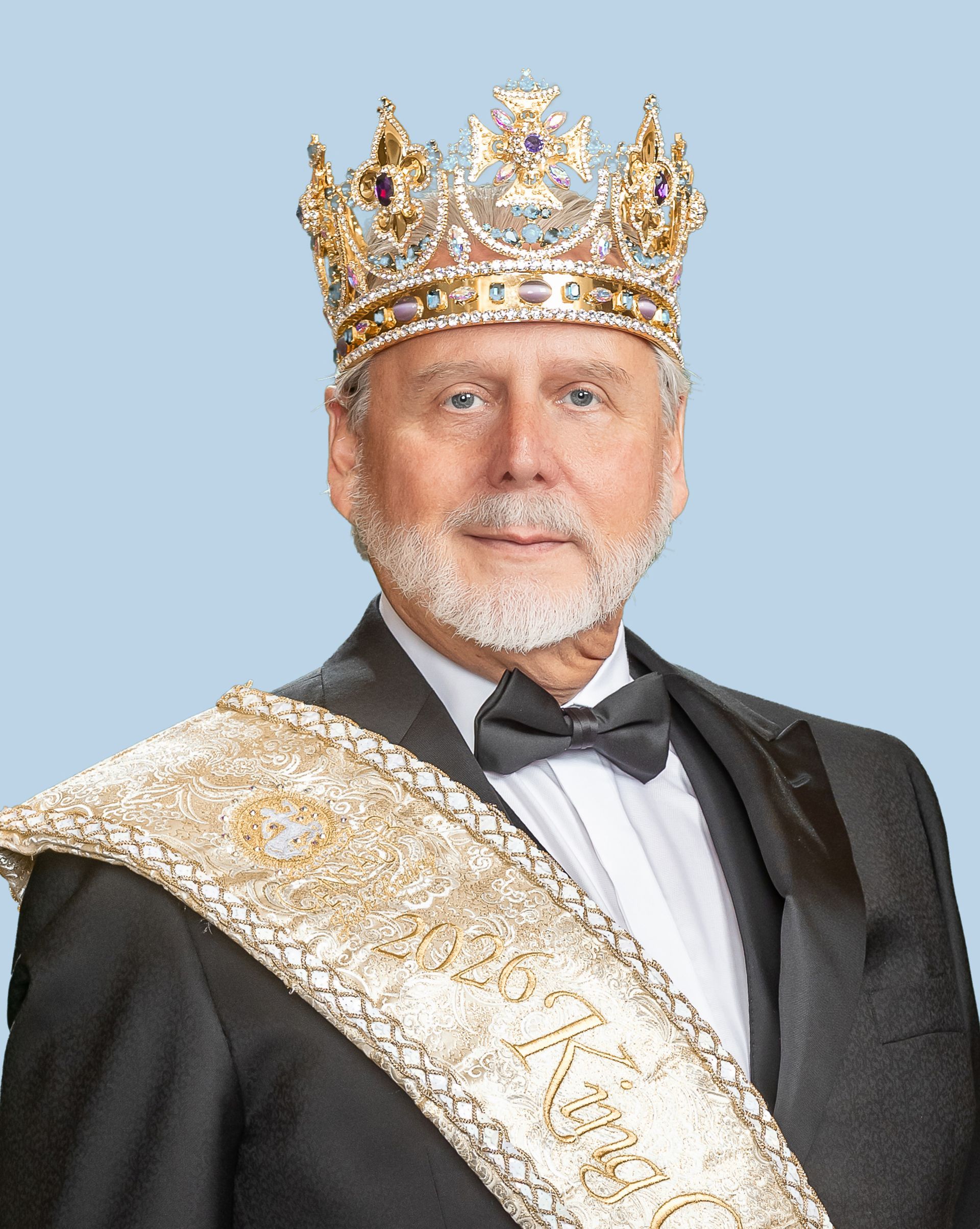 A man wearing a crown and a sash that says king of Centaur