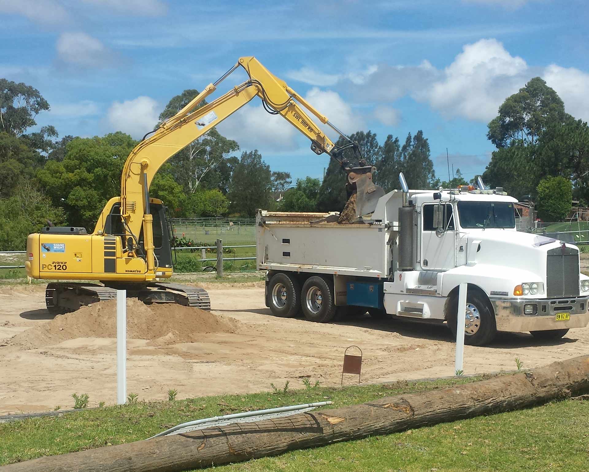Excavator Fill a Soil the White Truck | Belrose, Nsw | Shane Wight Excavation
