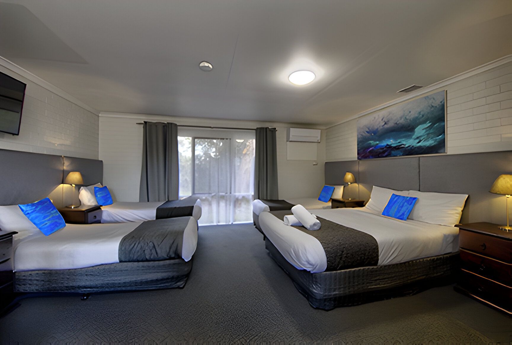 LARGE FAMILY SUITE WITH QUEEN AND 3 SINGLES - Frankston Motel