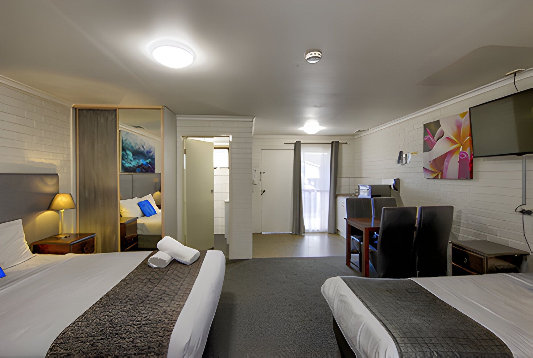 LARGE FAMILY SUITE WITH QUEEN AND 3 SINGLES - Frankston Motel