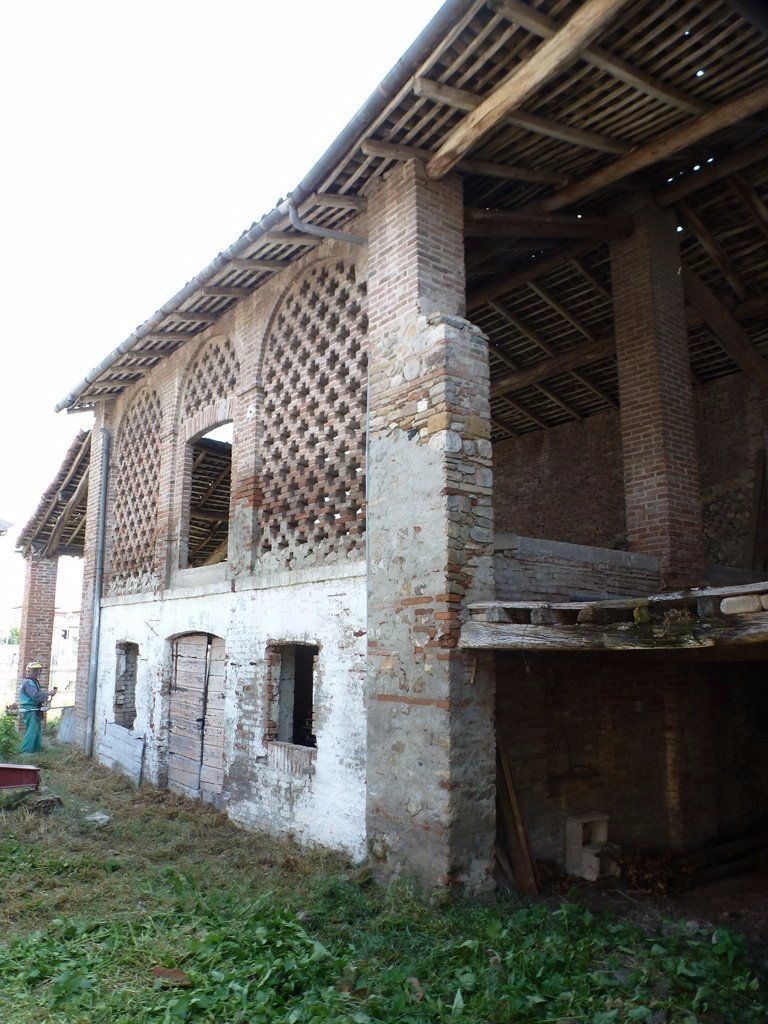 rustico con muratura decorata con greca a croce Vigolzone