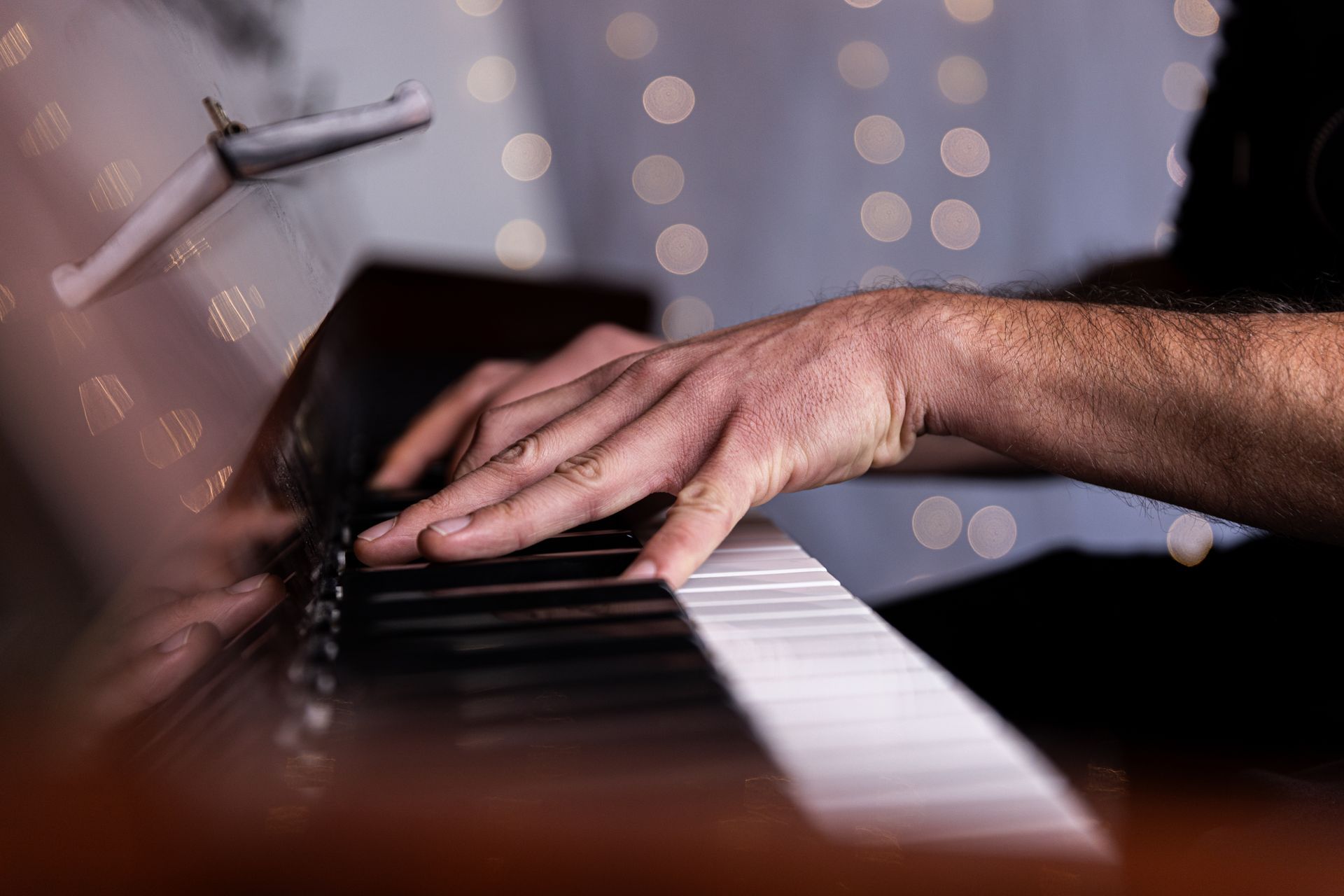 Im akustisch optimierten Aufnahmeraum von RoadtripMusic steht ein echtes Piano für Songwriting-Sessions und Recordings