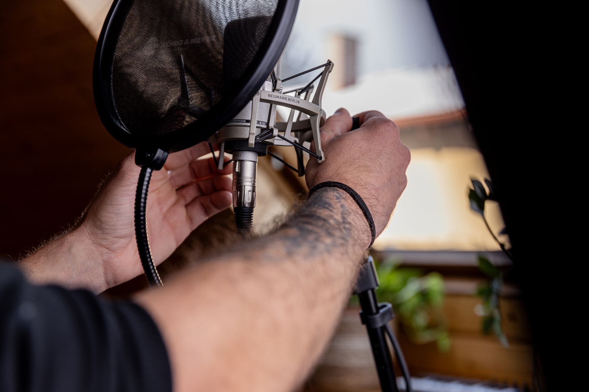 Im akustisch optimierten Aufnahmeraum von RoadtripMusic achten wir auf hohe Qualität bei Mikrofonen und Equipment.