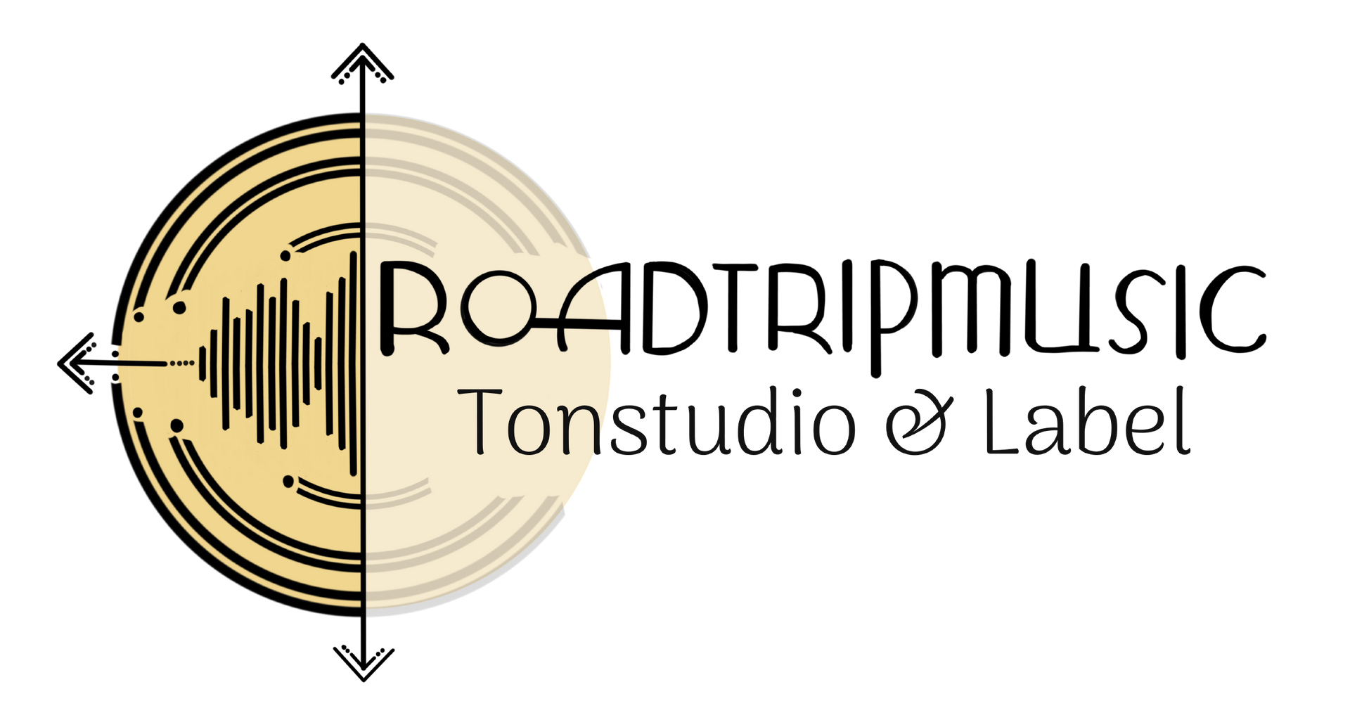 das sandfarbene Logo von RoadtripMusic, dem Tonstudio und Label in Wr. Neustadt, Niederösterreich, nahe Wien. Ein Kompass, in dessen Zentrum eine Audiospur  ist. Die linke Seite des Kompasses ist gut erkennbar, die rechte Seite ist blasser und der Schriftzug 