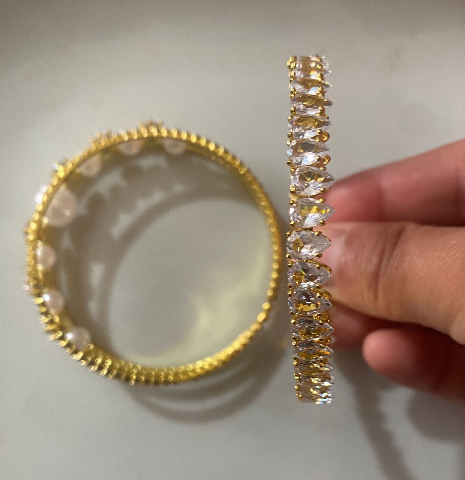Una persona sostiene un par de pulseras en su mano.