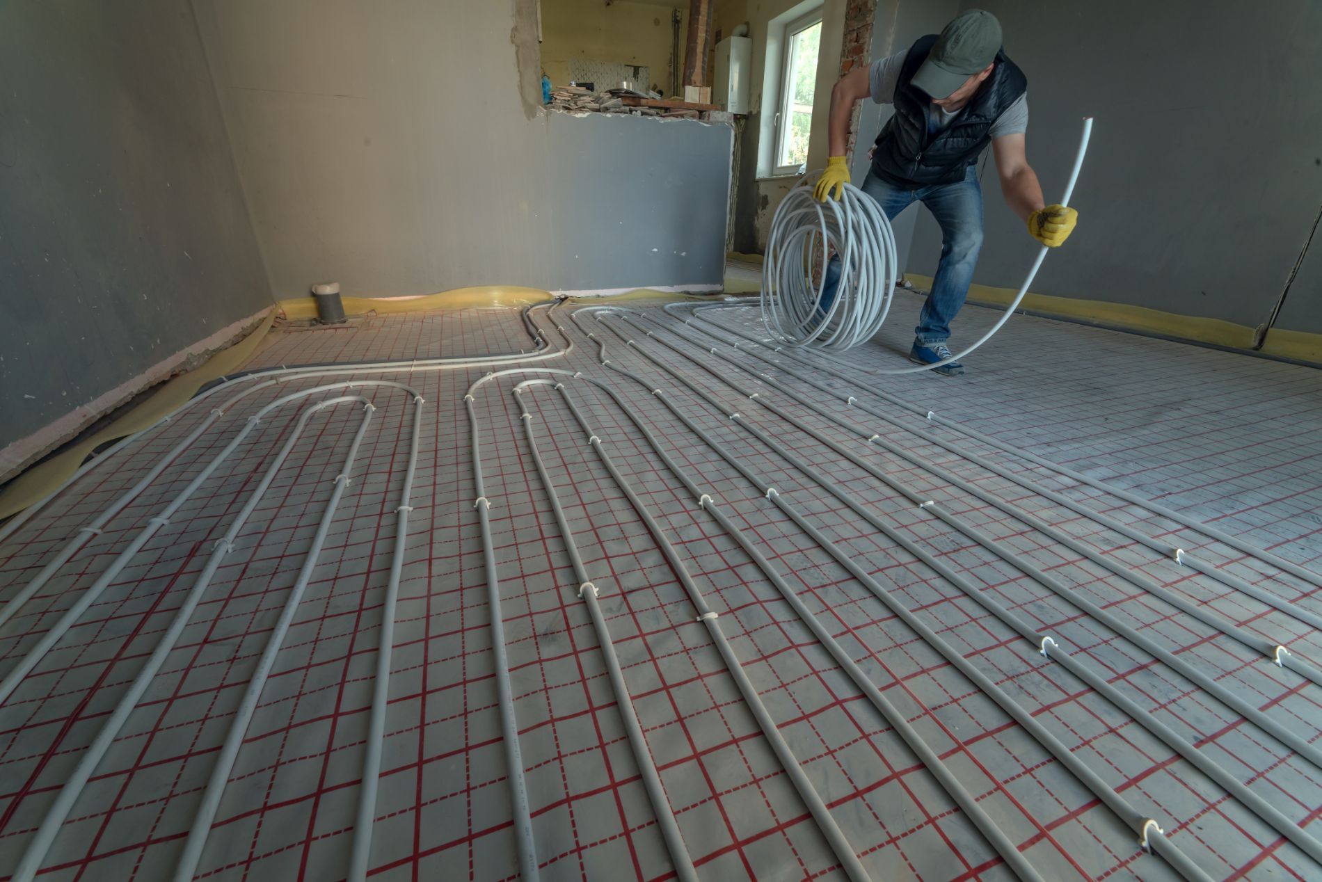 operaio durante la realizzazione di un impianto a pavimento