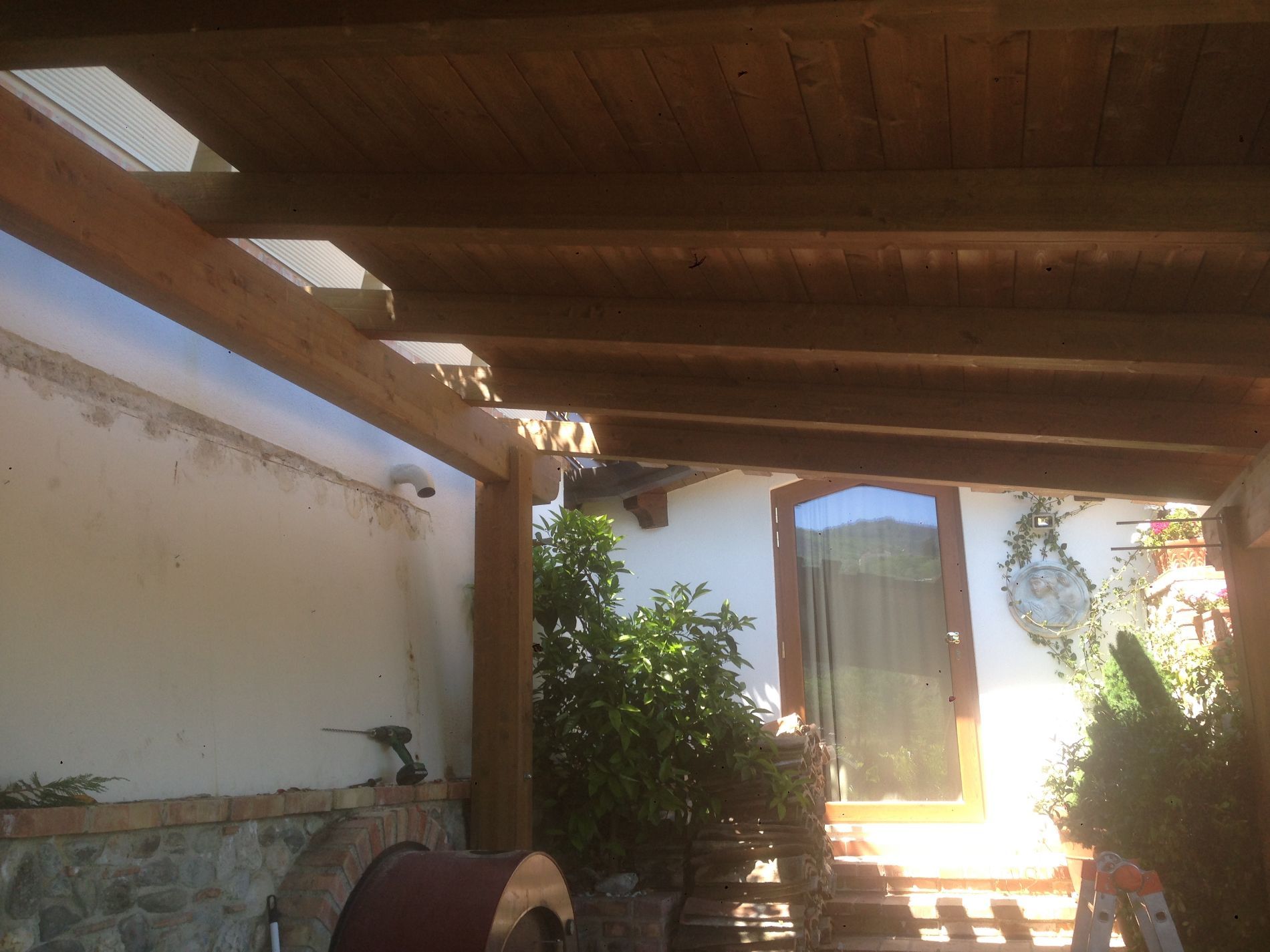 tettoia in legno con travi a vista