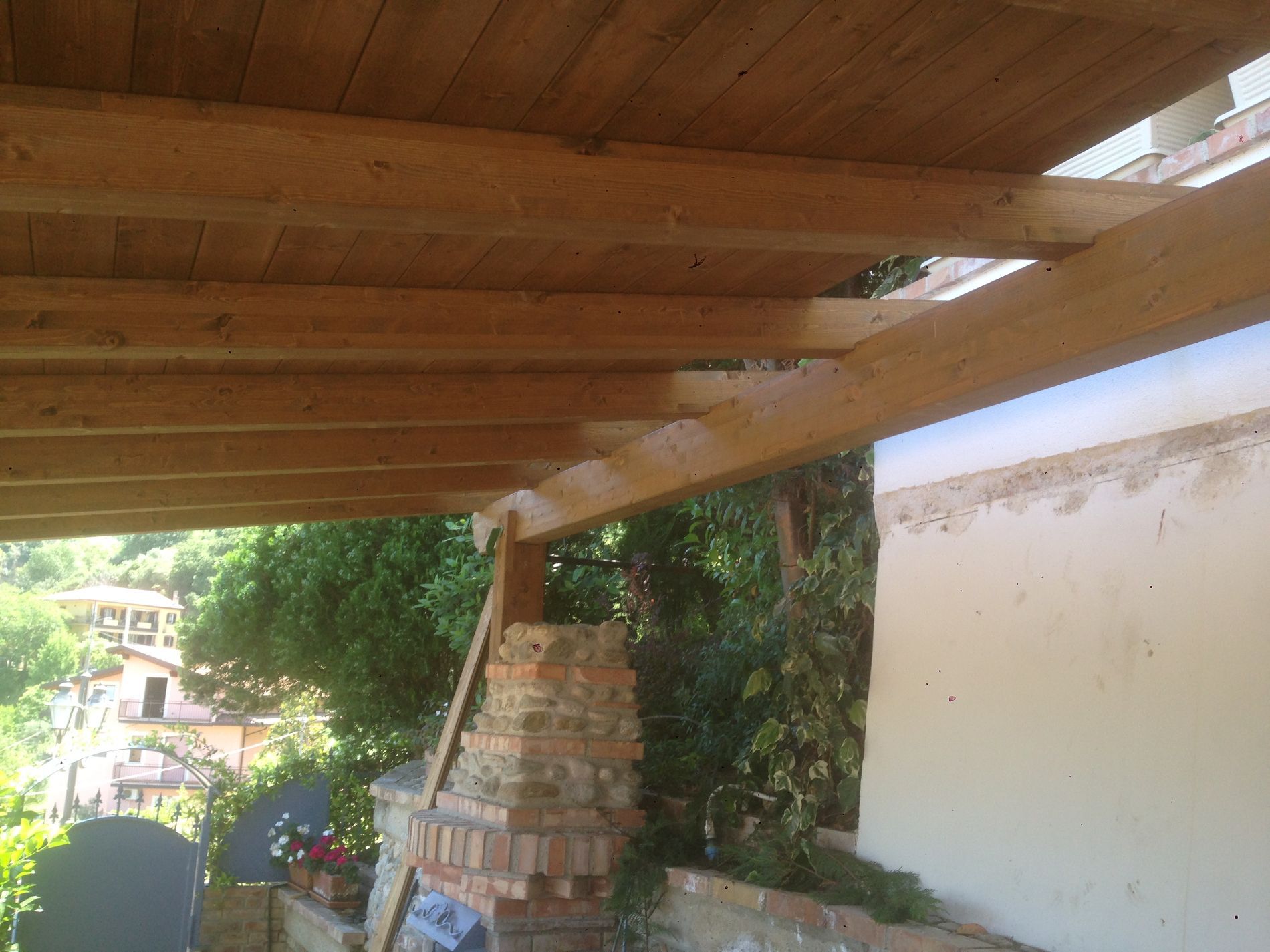 tettoia terrazzo con travi a vista