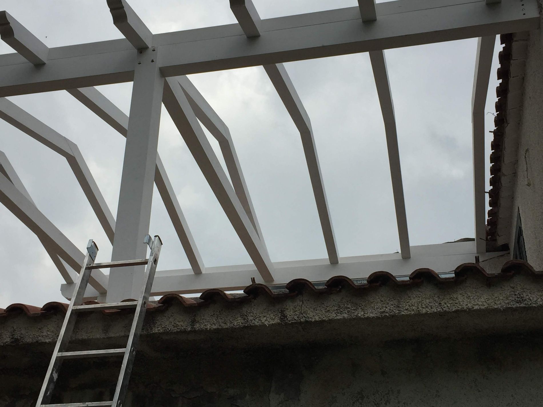 travi in legno di colore bianco