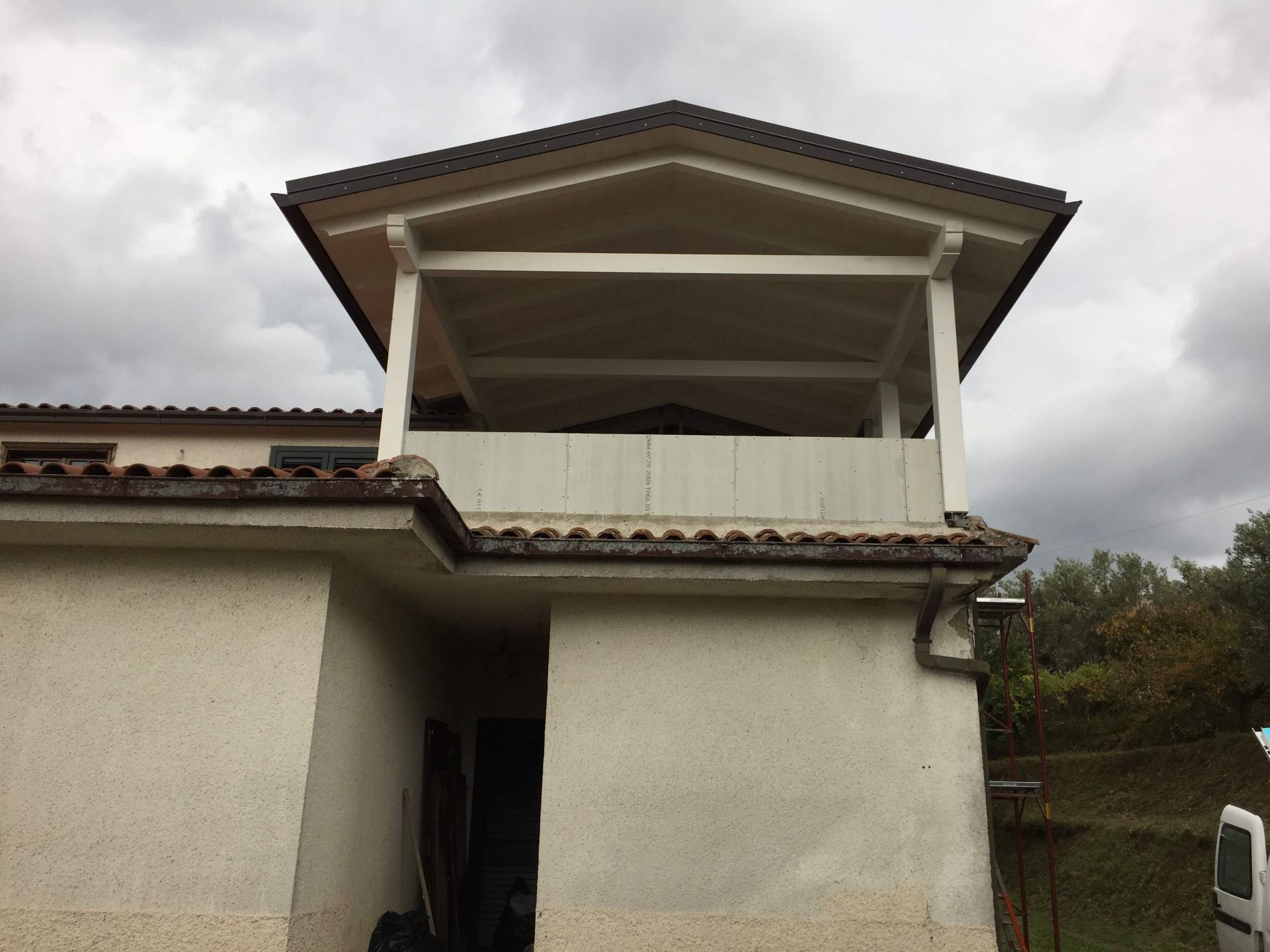 tettoia in legno con tetto spiovente