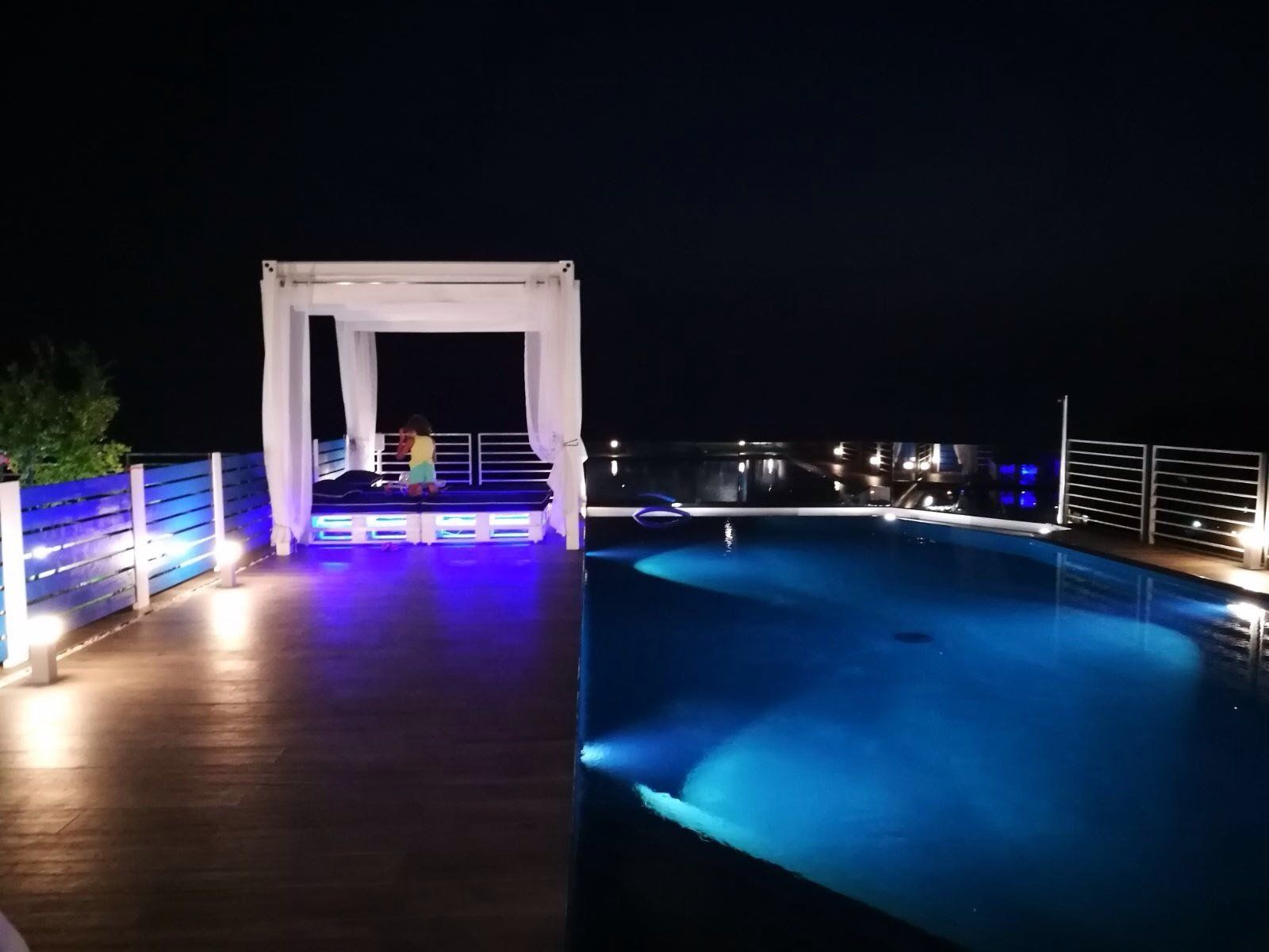 piscina illuminata con fari subacquei a led