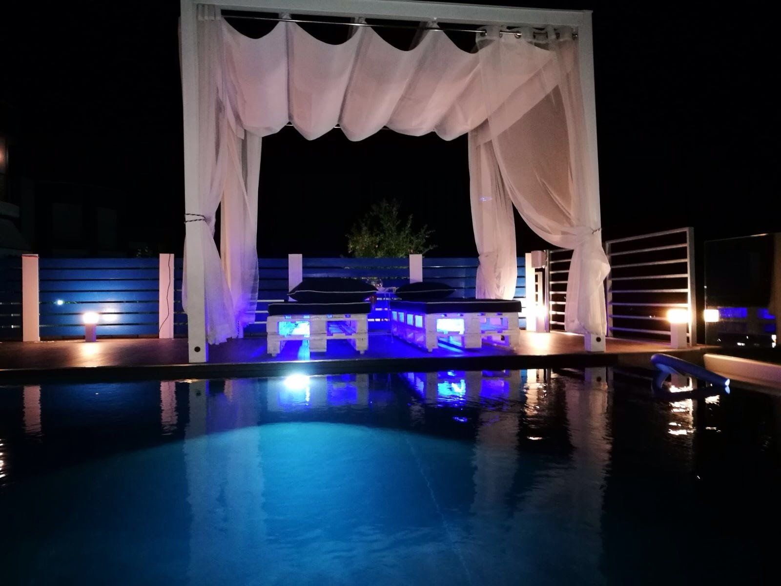 piscina illuminata di sera