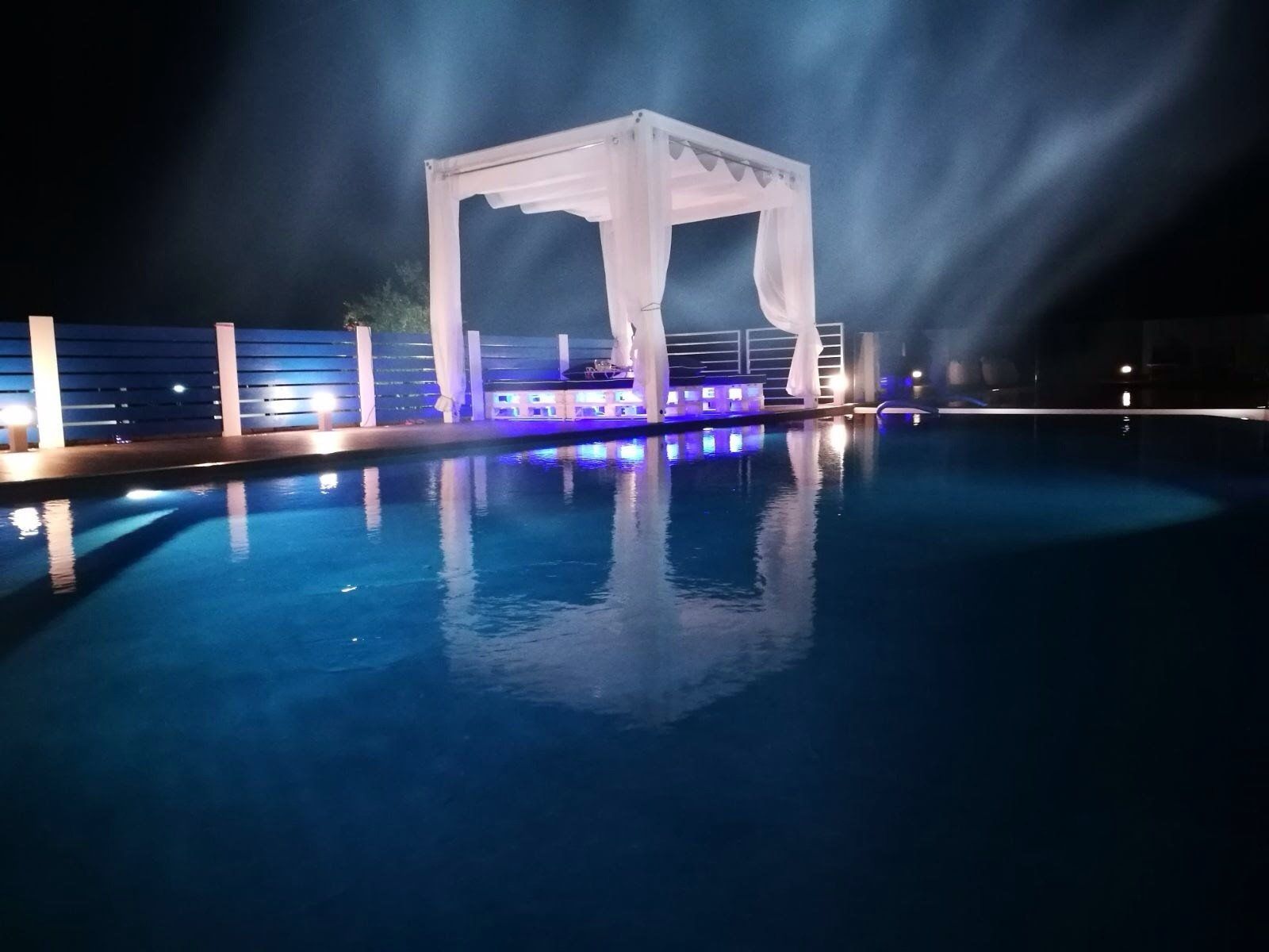 piscina in muratura con gazebo a bordo piscina