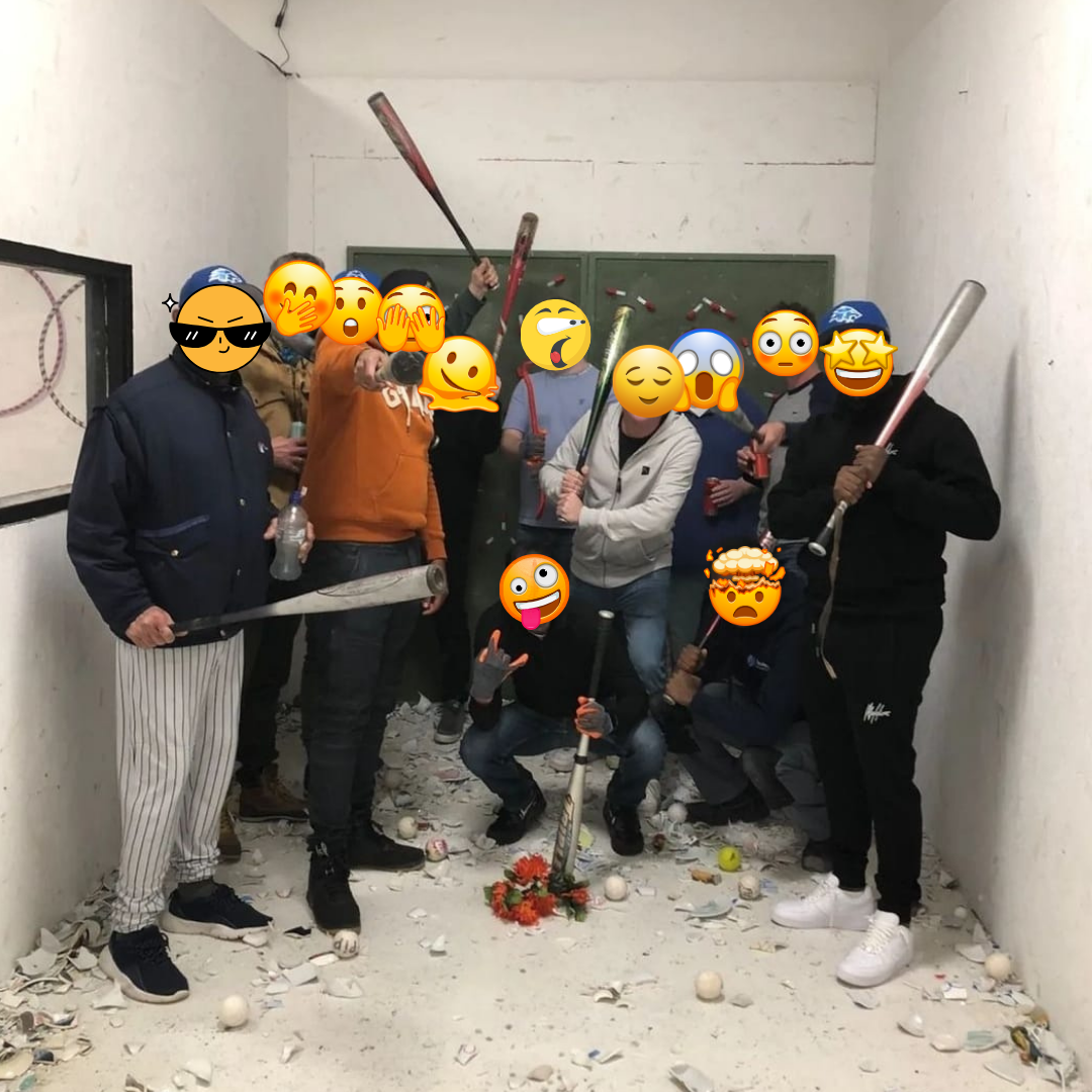 Een groep mensen in een kamer met vleermuizen in hun handen. Alle gezichten zijn bedekt met emoji's en de kamer ligt bezaaid met afval.