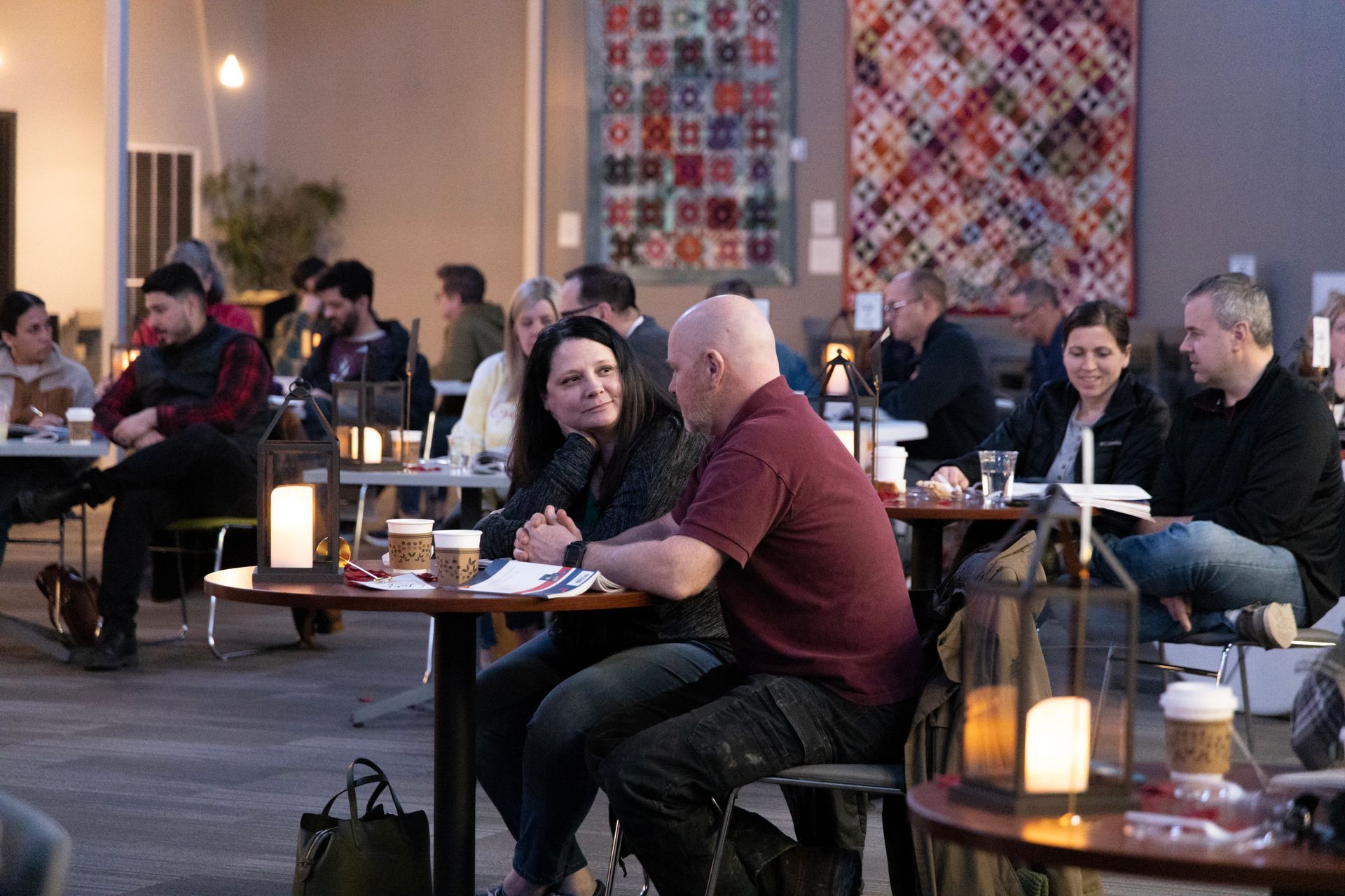 A group of people are sitting at tables in a restaurant.