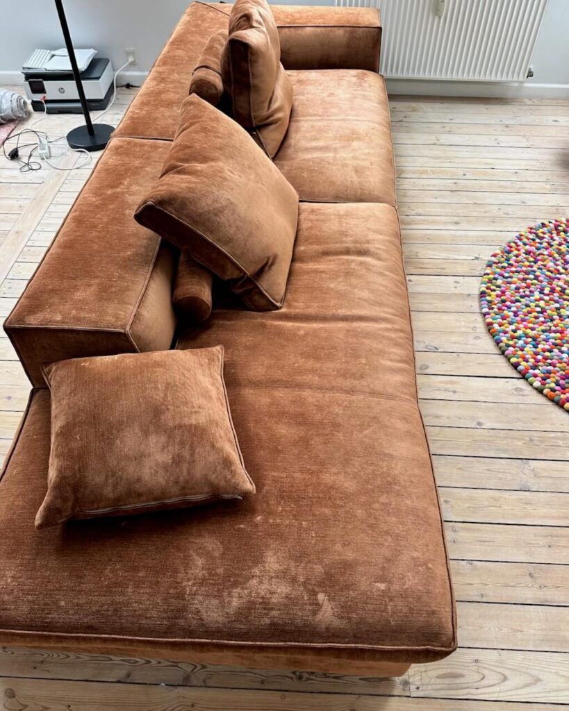før billede af brun sofa inden rensning