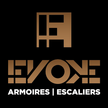 Une personne dessine sur une feuille de papier avec un crayon.