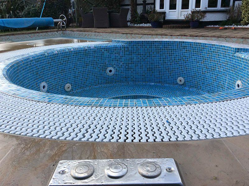 round swimming pool